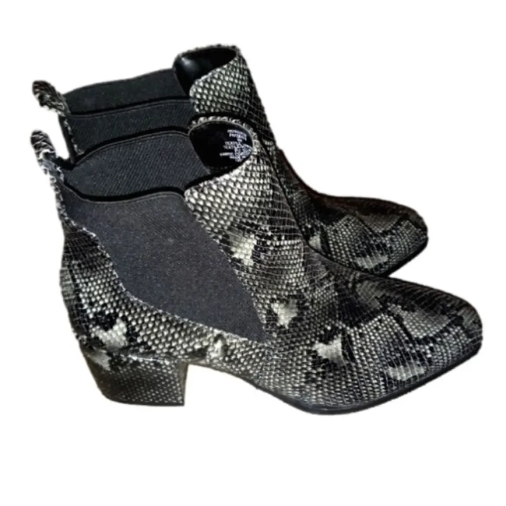 Womens ANNE KLEIN SNAKE PRINT BOOTS SZ 6